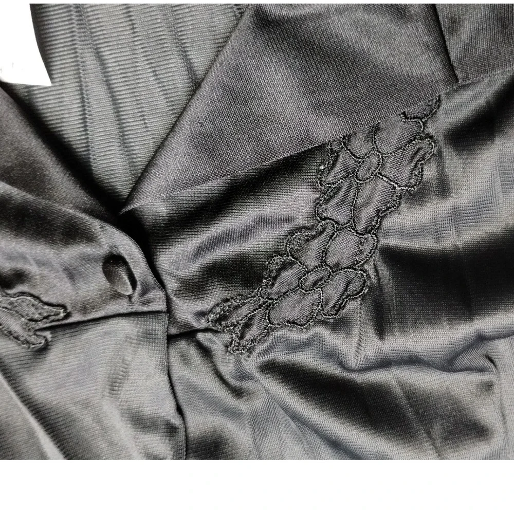 Vanity Fair Lingerie Robe Black Nylon Embroidered Details‎ Size L